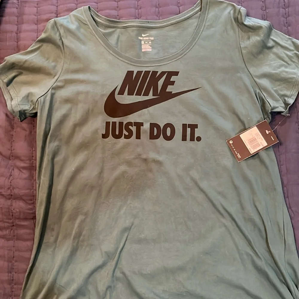 Nike tee - Picture 1 of 2